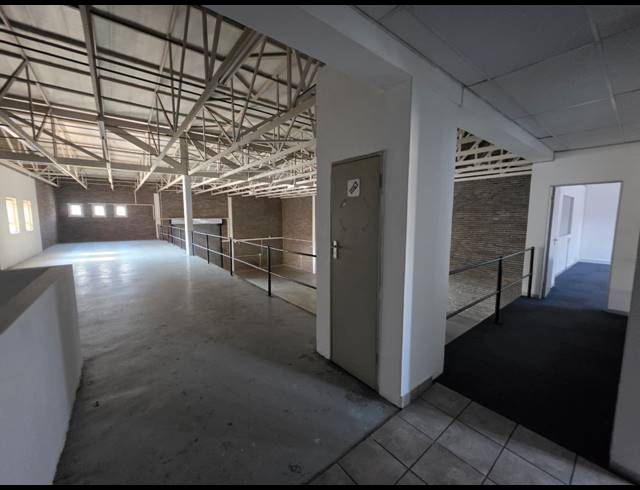 1,100M² WAREHOUSE TO LET IN STORMILL